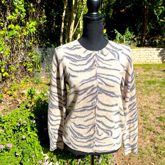 Neiman Marcus Sweaters - Neiman Marcus, Exclusive Collection Cashmere Cardigan, size M